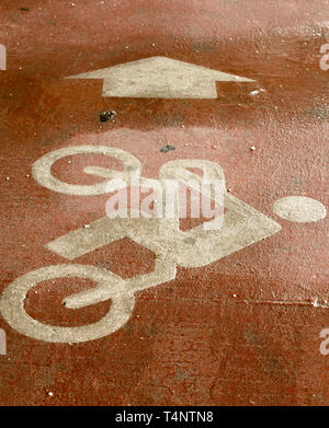 Fahrrad mit Fahrer Zeichen auf dem Boden mit Pfeil gemalt Stockfoto