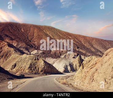 Wüste Straße durch Death Valley National Park, Kalifornien, USA. Artist's fahren. Stockfoto