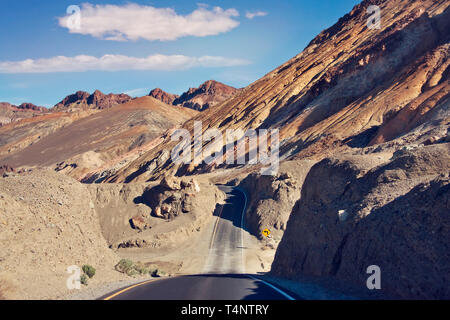 Wüste Straße durch Death Valley National Park, Palette Scenic Drive Kalifornien USA. Artist's. Stockfoto