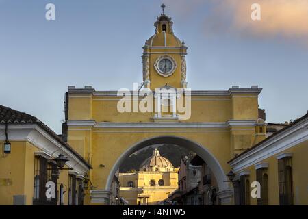 Spanische Kolonialarchitektur in der Alten Stadt Antigua Guatemala mit Santa Catalina Arch und der Katholischen Kirche Iglesia de la Merced im Hintergrund Stockfoto