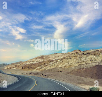 Wüste Straße durch Death Valley National Park, Kalifornien, USA. Stockfoto