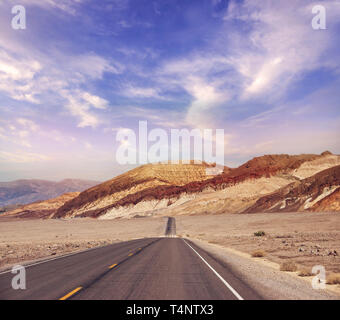 Wüste Straße durch Death Valley National Park, Kalifornien, USA. Stockfoto