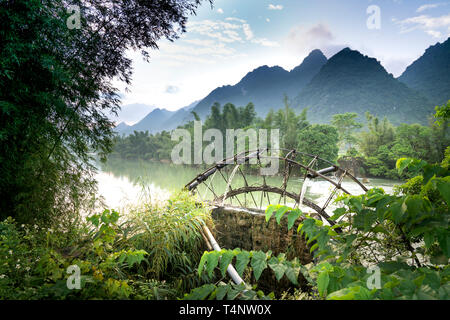 Bambus Wasserrad erhält Wasser aus dem Fluss Reisfelder zu bewässern. Besondere Landschaft der Cao Bang Provinz Berge, Vietnam Stockfoto