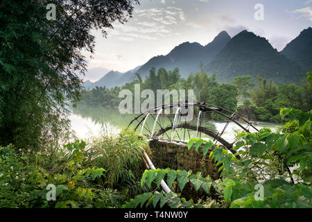 Bambus Wasserrad erhält Wasser aus dem Fluss Reisfelder zu bewässern. Besondere Landschaft der Cao Bang Provinz Berge, Vietnam Stockfoto