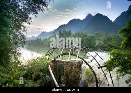 Bambus Wasserrad erhält Wasser aus dem Fluss Reisfelder zu bewässern. Besondere Landschaft der Cao Bang Provinz Berge, Vietnam Stockfoto