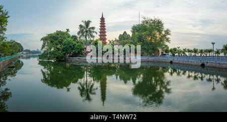 Tran Quoc Pagode am Nachmittag in Hanoi, Vietnam. Diese Pagode findet auf einer kleinen Insel in der Nähe des südöstlichen Ufer des West Lake. Dies ist der Ältesten Stockfoto