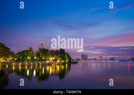 Tran Quoc Pagode am Nachmittag in Hanoi, Vietnam. Diese Pagode findet auf einer kleinen Insel in der Nähe des südöstlichen Ufer des West Lake. Dies ist der Ältesten Stockfoto