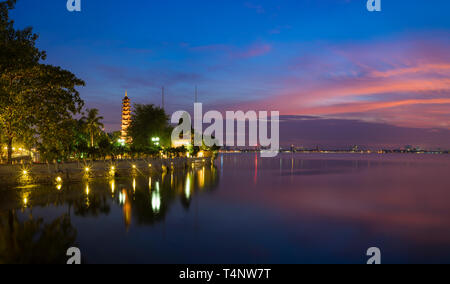 Tran Quoc Pagode am Nachmittag in Hanoi, Vietnam. Diese Pagode findet auf einer kleinen Insel in der Nähe des südöstlichen Ufer des West Lake. Dies ist der Ältesten Stockfoto