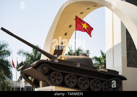 Buon Ma Thuot, Vietnam - Mar 30, 2016: Victory Monument eines T-54 Tank im zentralen Punkt der Stadt, Kreuzung von 6 Straßen des Buon Ma Thuot zu entdecken c Stockfoto