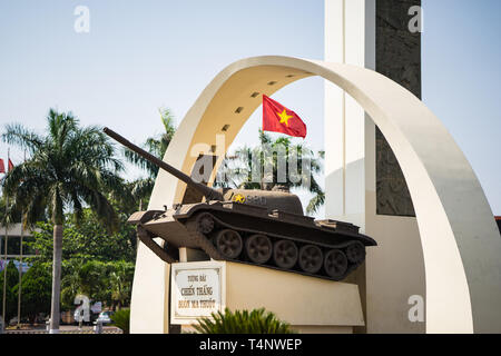 Buon Ma Thuot, Vietnam - Mar 30, 2016: Victory Monument eines T-54 Tank im zentralen Punkt der Stadt, Kreuzung von 6 Straßen des Buon Ma Thuot zu entdecken c Stockfoto