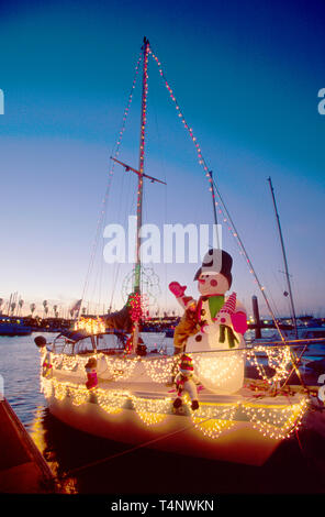 Kalifornische Pazifikküste, Ventura County, Oxnard, Channel Islands Harbour, Hafen, Weihnachtsparade der Lichter, Boot, Boote, dekoriert, CA192, CA197 Stockfoto