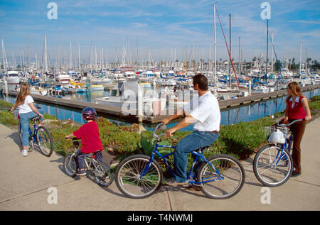 California Pacific Coast, Ventura County, Oxnard, Channel Islands Harbor, Hafen, Blick von Marine Emporium Landing, Familie Familien Eltern Eltern Kind Stockfoto