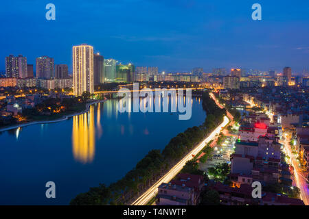 Hanoi skyline Stadtbild in der Dämmerung. Linh Dam See Stockfoto