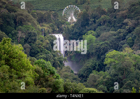 Bilder von einem wunderschönen natürlichen Wasserfall neben dem Riesenrad im Ökotourismus, in Bao Loc in der Provinz Lam Dong, Vietnam. Stockfoto