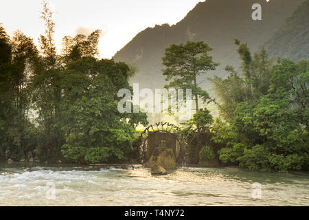 Bambus Wasserrad erhält Wasser aus dem Fluss Reisfelder zu bewässern. Besondere Landschaft der Cao Bang Provinz Berge, Vietnam Stockfoto