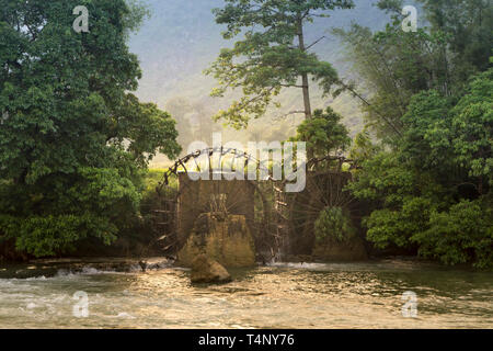 Bambus Wasserrad erhält Wasser aus dem Fluss Reisfelder zu bewässern. Besondere Landschaft der Cao Bang Provinz Berge, Vietnam Stockfoto