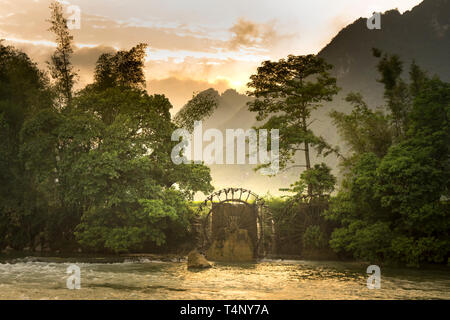 Bambus Wasserrad erhält Wasser aus dem Fluss Reisfelder zu bewässern. Besondere Landschaft der Cao Bang Provinz Berge, Vietnam Stockfoto