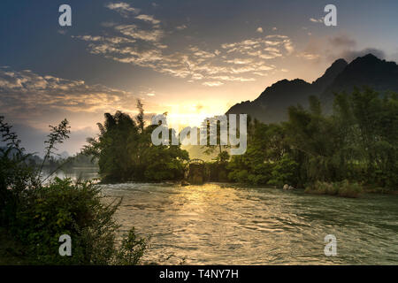 Bambus Wasserrad erhält Wasser aus dem Fluss Reisfelder zu bewässern. Besondere Landschaft der Cao Bang Provinz Berge, Vietnam Stockfoto