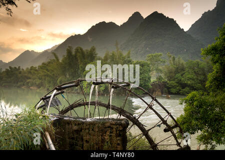 Bambus Wasserrad erhält Wasser aus dem Fluss Reisfelder zu bewässern. Besondere Landschaft der Cao Bang Provinz Berge, Vietnam Stockfoto