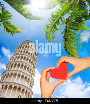 Rote Liebe Herz und auf dem Hintergrund der Pisa Tower mit Sky Stockfoto