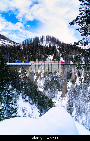 Bernina Express Zug auf Wiesen Viadukt im Winter, Davos, Kanton Graubünden, Schweiz Stockfoto