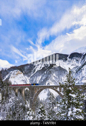 Panoramablick von Bernina Express Zug entlang Wiesen Viadukt, Davos, Kanton Graubünden, Schweiz Stockfoto