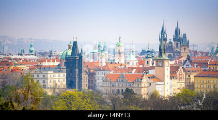 Panarama der Prager Dächer und die Skyline von Petrin Hügel, Prag, Tschechische Republik Stockfoto