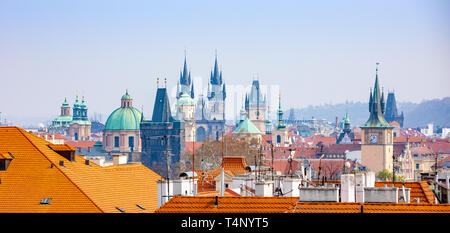 Panarama der Prager Dächer und die Skyline von Petrin Hügel, Prag, Tschechische Republik Stockfoto