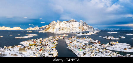 Antenne Panoramablick von henningsvær mit Schnee bedeckt, Vagan Gemeinde, Lofoten, Norwegen Stockfoto