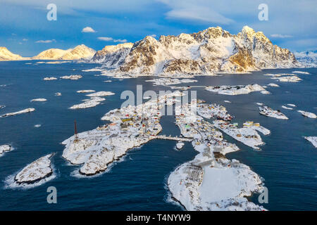 Antenne Panoramablick von henningsvær mit Schnee bedeckt, Vagan Gemeinde, Lofoten, Norwegen Stockfoto