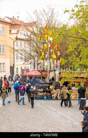 Prag, Tschechische Republik - 15.04.2019: Blick von der Karlsbrücke zu Menschen sind Ostern feiern auf der Messe auf Quadrat in Prag, Tschechische Republik Stockfoto