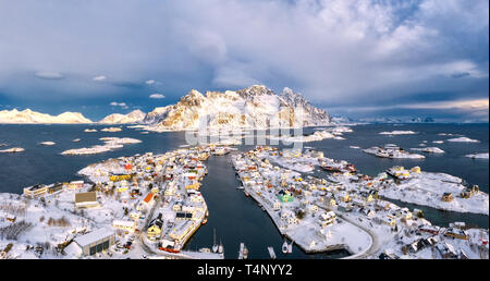 Antenne Panoramablick von henningsvær mit Schnee bedeckt, Vagan Gemeinde, Lofoten, Norwegen Stockfoto