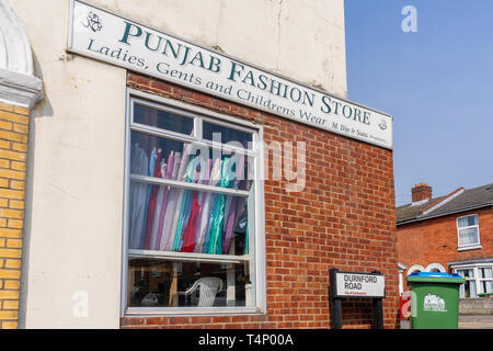 Punjab Fashion Store Schaufenster entlang Durnford Straße im Stadtteil Nicholstown Southampton, Southampton, Hampshire, England, Großbritannien Stockfoto