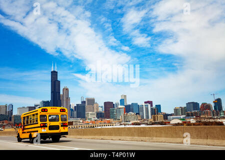 Schulbus auf Hi weise Straße über Stadt von Chicago, Illinois, USA Stockfoto
