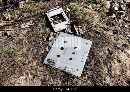 Abgebrochene Leiterplatten und Komponenten des Computers auf dem Gelände der Duga-1-Array innerhalb der Sperrzone von Tschernobyl, Ukraine. Die Duga Radar war ein so Stockfoto