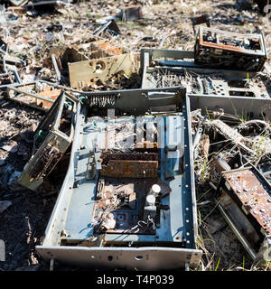 Abgebrochene Leiterplatten und Komponenten des Computers auf dem Gelände der Duga-1-Array innerhalb der Sperrzone von Tschernobyl, Ukraine. Die Duga Radar war ein so Stockfoto