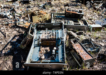 Abgebrochene Leiterplatten und Komponenten des Computers auf dem Gelände der Duga-1-Array innerhalb der Sperrzone von Tschernobyl, Ukraine. Die Duga Radar war ein so Stockfoto