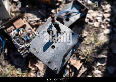 Abgebrochene Leiterplatten und Komponenten des Computers auf dem Gelände der Duga-1-Array innerhalb der Sperrzone von Tschernobyl, Ukraine. Die Duga Radar war ein so Stockfoto