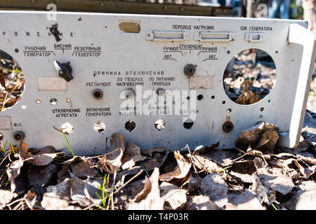 Abgebrochene Leiterplatten und Komponenten des Computers auf dem Gelände der Duga-1-Array innerhalb der Sperrzone von Tschernobyl, Ukraine. Die Duga Radar war ein so Stockfoto