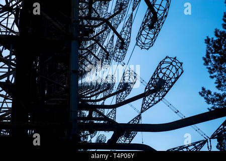 Duga-1-Array innerhalb der Sperrzone von Tschernobyl, Ukraine. Die Duga Radar war eine sowjetische Over-the-horizon (OTH) Radar System am Ermitteln Raketen ausgerichtet Stockfoto