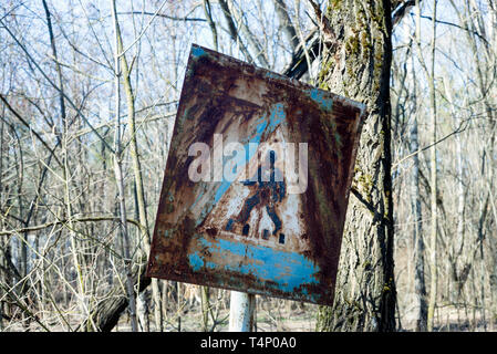 Verkehrsschild in der verlassenen Sperrzone um Tschernobyl, Ukraine Stockfoto