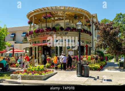 Niagara-on-the-Lake, Ontatio, Kanada - Juni 14, 2018: ein berühmtes Restaurant, in der Queen Street entfernt, ist ein edler Wein Bar und Café, voller Farben, m Stockfoto