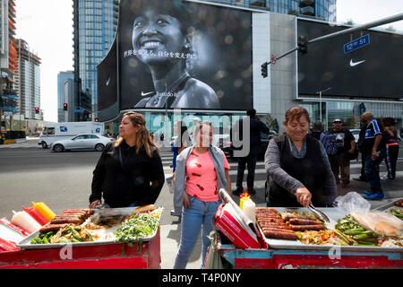 Vor dem Staples Center während Nipsu Hussle memorial Servie am Donnerstag, 4/11/2019. Die Innenstadt von Los Angeles, Kalifornien, Vereinigte Staaten von Amerika Stockfoto