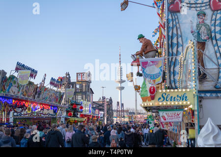 Hamburg, Deutschland - Menschen zu Fuß auf den Straßen in den Vergnügungspark DOM, auf beiden Seiten der verschiedenen Unterhaltungsmöglichkeiten Stockfoto