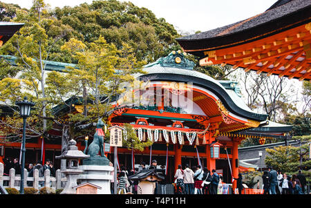 Ein Fuchs und Orange Gates und Objekte an Fushimi Inari-Taisha Schrein in Kyoto, Japan Stockfoto