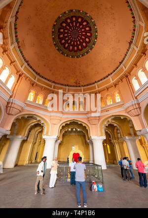 Vertikale Sicht auf die beeindruckende Glaskuppel am Thirumalai Nayak Palast in Madurai, Indien. Stockfoto