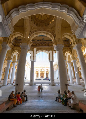 Vertikale Sicht auf die spektakuläre Kolonnaden und Bögen an der Thirumalai Nayak Palast in Madurai, Indien. Stockfoto