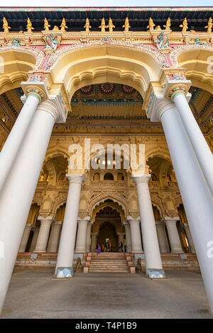 Vertikale Sicht auf die spektakuläre Kolonnaden und Bögen an der Thirumalai Nayak Palast in Madurai, Indien. Stockfoto