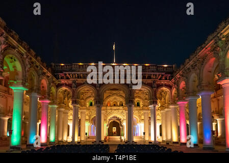 Horizontale Ansicht des Thirumalai Nayak Palast in Madurai, Indien ist abends beleuchtet. Stockfoto