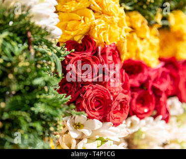 Horizontale Ansicht von blumengirlanden Rosen an Mattuthavani Blumenmarkt in Madurai, Indien. Stockfoto